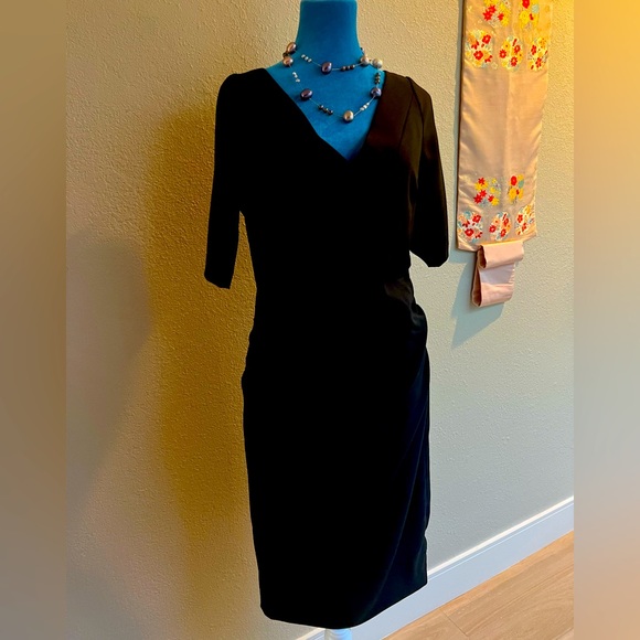 Maggy London Dresses & Skirts - Maggie London Sheath V Neck Mid-Length Cocktail Dress - Black - Style RN18542
